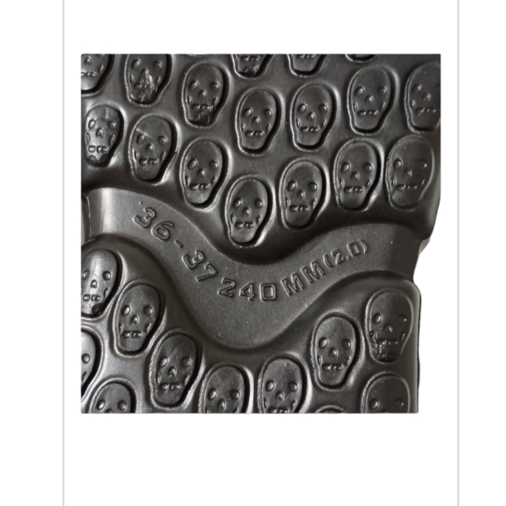 HelloSlippers NWT Black Skull Slides Unisex SZ36-37 (M/Youth4-5 W6-7.5) - Picture 6 of 6